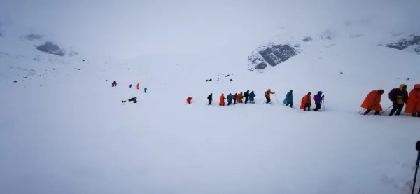 外盘配资公司 “有人带着小孩去徒步”，珠峰东坡暴雪亲历者发声